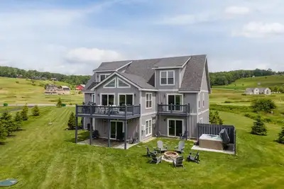 Image de Scenic Dog Friendly Stay w/ Hot Tub & Fire Pit