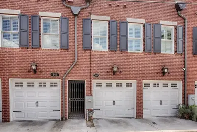 Liberty Street Redbrick Carriage House, Liberty Street Redbrick Carriage House
