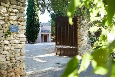 Rose Apartment - Luxury Apartment within walking distance to Uzes