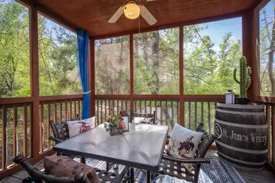 Image de Hang Your Hat! Cowboy Themed 2br+L Walk-in w/ Fireplace in the Heart of Branson