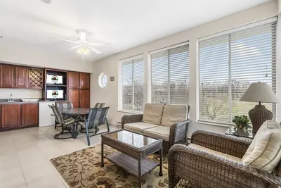 Image de 3br Family Retreat •  Golf Course View • Sunroom + Area Discounts