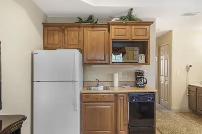 Image de King Suite Golf Condo with Jacuzzi Tub, Kitchenette & Private, Covered Balcony