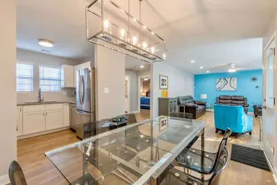 Image de Close to Downtown, Modern 3 Br w/Driveway