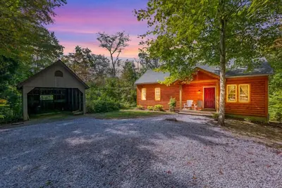 Image de Hideaway Cabin- Totally remodeled, pet friendly, private Hocking Hills cabin!
