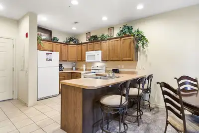 Image de King Bedroom Golf Condo with Full Kitchen & Jetted Tub