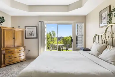 Image de King Suite Golf Condo with Jacuzzi Tub, Kitchenette & Private Patio