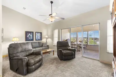 Image de King Bedroom Golf Condo with All-Season Sunroom & Jetted Tub