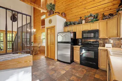 Image de Walk-in Log Cabin with Fireplace & Screened-in Balcony - Heart of Branson
