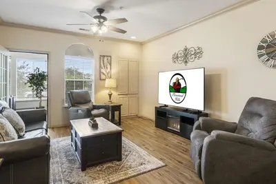 Image de Updated 2br w/ Sunroom, Pool & Prime Location