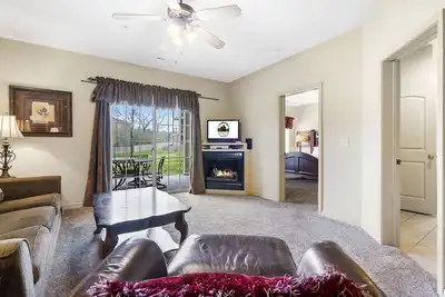 Image de King Bedroom, 1 Bathroom + Adjoining Queen Suite Golf Condo