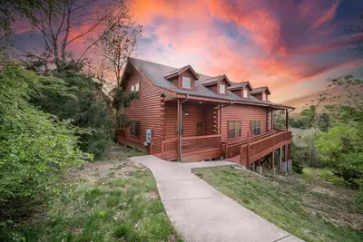 Image de Two Walk-In Connected Cabins in the Heart of Branson, Golf and Ticket Discounts! Sleeps 14