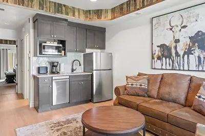 Image de Walk-In King Suite with Jacuzzi Tub, Kitchenette & Private Patio