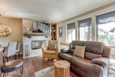 Image de Secluded condo near hiking & Mt. Bachelor w\/ shared pool, tennis & more