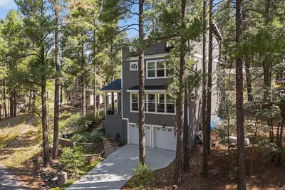 Image de Chic home sleeps 9, has a hot tub, 3rd floor balcony, and Ev Level 2 Charger