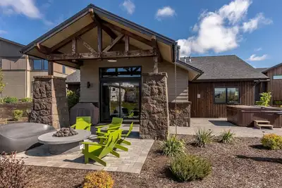 Image de New Bend Home ~ great for groups ~ resort pool ~ concert shuttle ~ W/D ~ 🐶