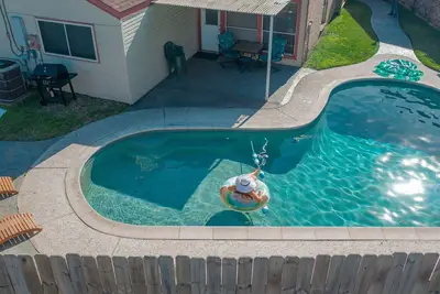 Image de 1976HoustonGem Luminous PvTPool & HotTub DT20mins for Lrg Families 6Beds / 2Bath