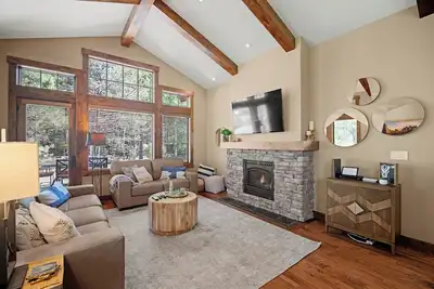 Image de Family Cabin with Hot Tub, Deck & Game Garage