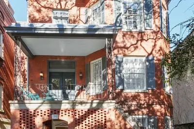 Renovated Jones Street Parlor Apt +Private Parking