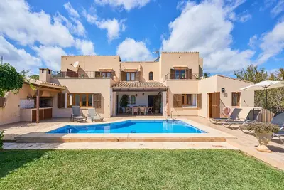 Image de Villa mit Pool, Grossem Garten und Blick auf das Land
