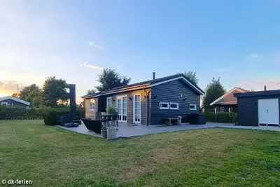 Image de Modern vacation home with large garden near the beach