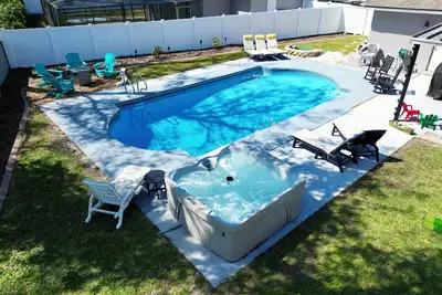 Image de Resort Style Backyard: Pool, Hot Tub, Pickleball, Basketball & Game Room Fun!