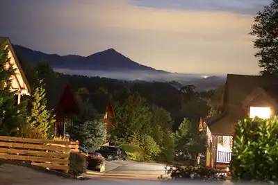 Image de Come relax at Bear's Cove and slip into that mountain relaxation mode.