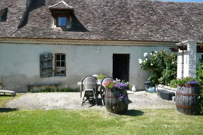 Image de gite de luxe pour couples adultes, paisable, vues dégagées, large piscine