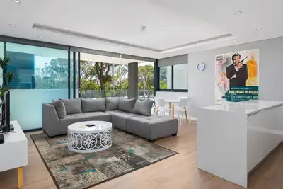 Image de Sleek and Stylish Condo | Central | Pool Access