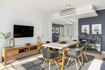 Image de 216 Harbour Bridge | Sleek and Secure Apartment