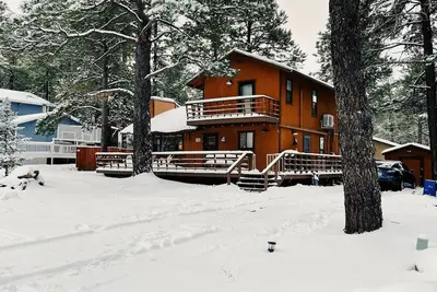 Image de Winter is here in Flagstaff! Enjoy the pines in a 3 2 with a king bed