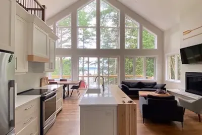 Image de Brand new cottage on 3-Mile Lake in the heart of Muskoka