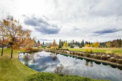 Image de 30-day rental w/work space, outdoor fireplace & A/C, near Flathead Lake - Mill Creek Retreat