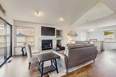 Image de Wapato Point Resort home w/ shared pools, free WiFi, and water views