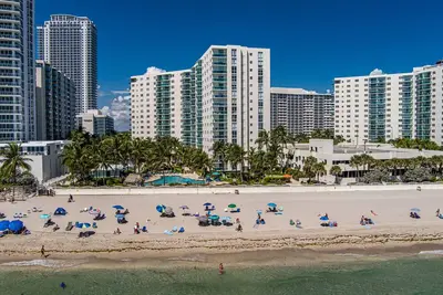 Image de Magnificent apartment  on the Beach at the Tides on Hollywood Beach