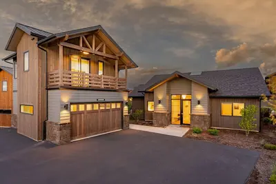 Image de On hike/bike trails ~ gear storage ~ resort pool ~ Bbq ~ private hot tub ~ 🐶