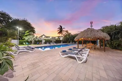 Image de Deluxe Studio w/ King Size Bed & Sofa - Large Pool