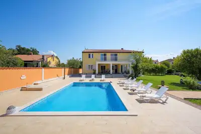 Image de Maison de vacances avec piscine, aménagement moderne