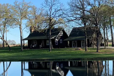 Image de Luxury Cabin on 9. 5acres, ready for your gatherings and retreats!