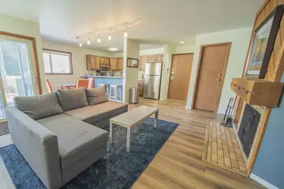 Quiet Area/Wood Fireplace/Shuttle to Lifts