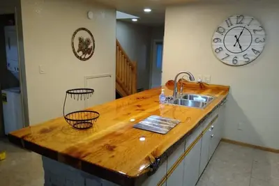 Image de Welcome to your relaxing getaway that's close to trails, town and golf course :)