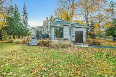 Image de Terrific riverfront home near the slopes w/ firepit, free WiFi & five-acre lot