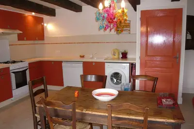 Image de gite de luxe pour couples adultes, paisable, vues dégagées, large piscine