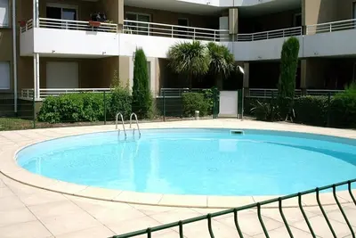 Image de Beau T2  avec piscine-proche cité et transports