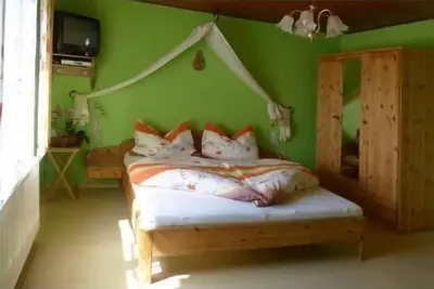 Image de Vacation apartment (40sqm) with spacious bathroom and seating area in the garden