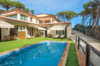 Image de Agréable appartement dans une petite communauté avec piscine