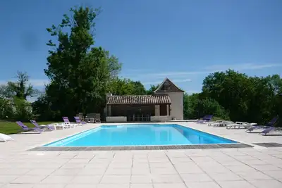 Image de gite de luxe pour couples adultes, paisable, vues dégagées, large piscine
