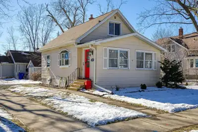 Image de Stylish, Spacious Home: Walk Downtown, Fenced Yard on Washington St.