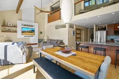 Image de 10 Min to Skiing, Luxury Condo, High-Speed Internet!