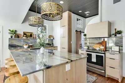Image de Modern Train Depot Farmhouse: Private 1 acre oasis