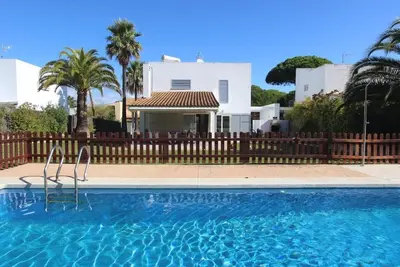 Image de Casa de las Palmeras - Modern holiday home for families with private fenced pool in Conil Roche